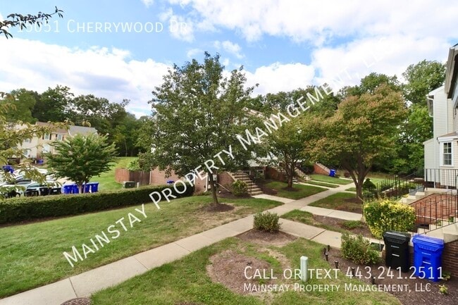 Building Photo - Updated End Unit Townhome W/ Fenced in Yard!