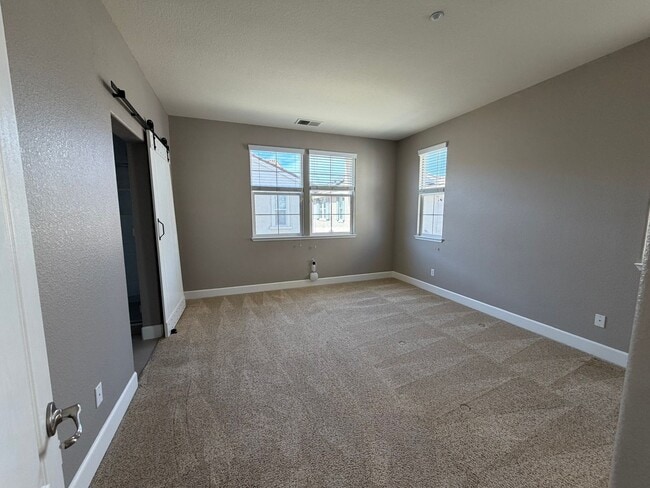 Building Photo - Luxurious 4 Bedroom 2.5 Bath Home.