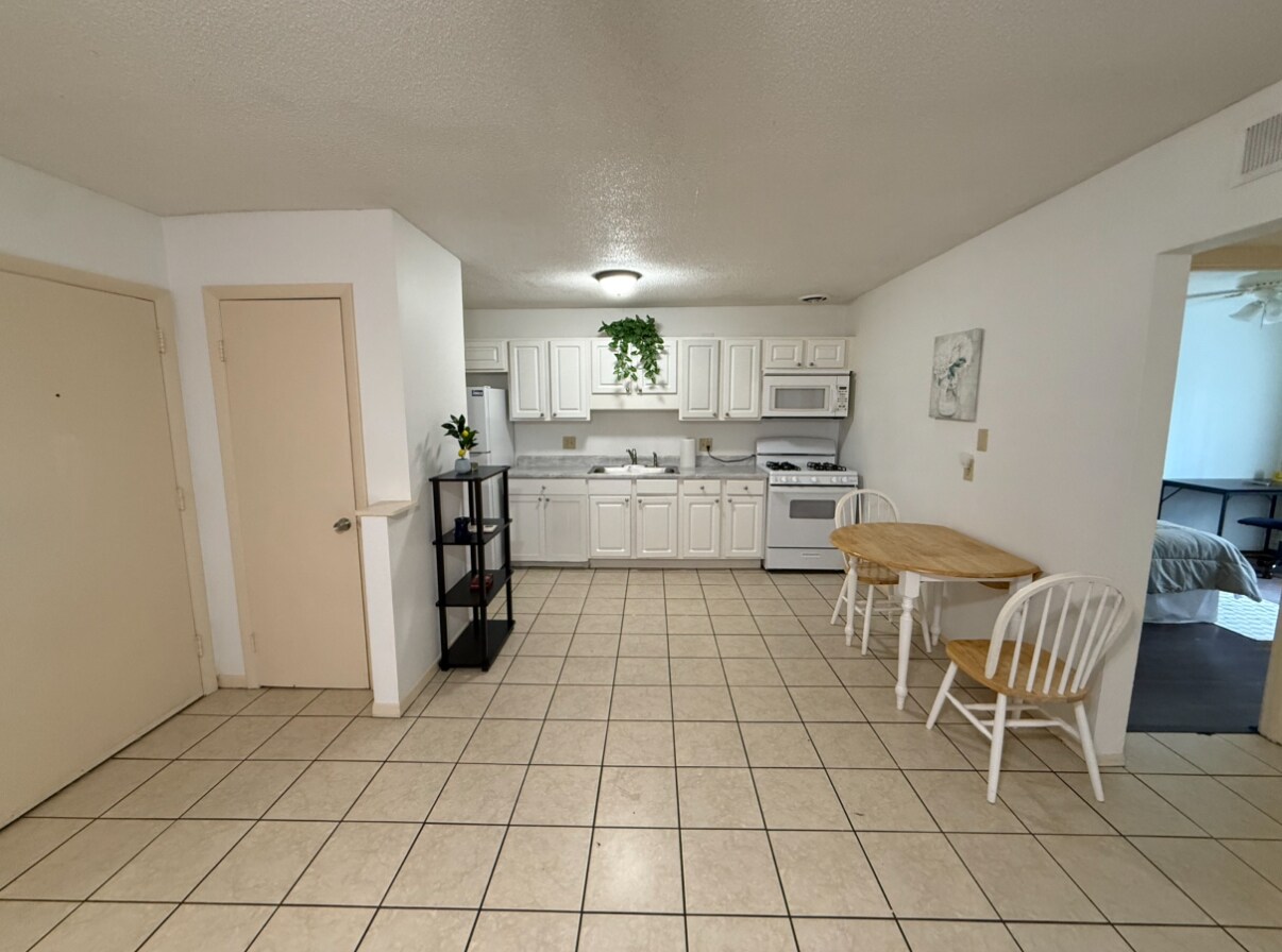 Building Photo - 1700 SW 16th Ct