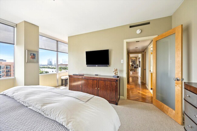 Building Photo - 2701 Westheimer Rd