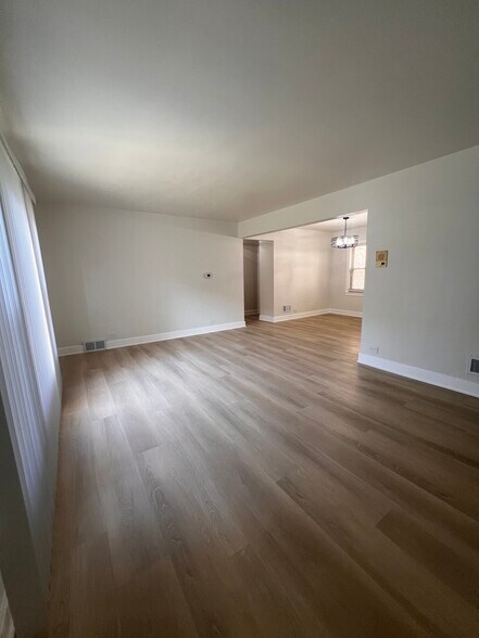 Livingroom - 9121 S Bishop St