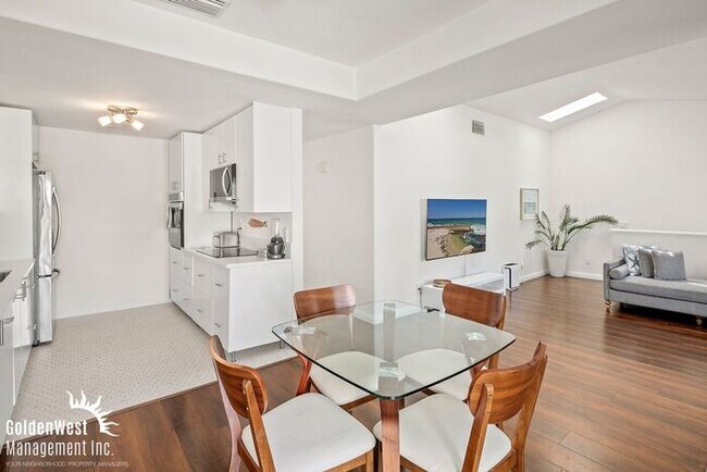 Building Photo - Bright and Modern 2Bdm 2Ba Townhome with Private Patio in Scripps Ranch!