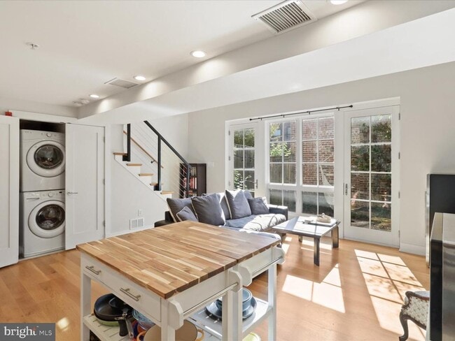 Building Photo - 631 D St SE