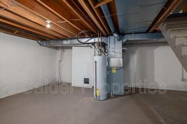Building Photo - 688 Dawn St SE