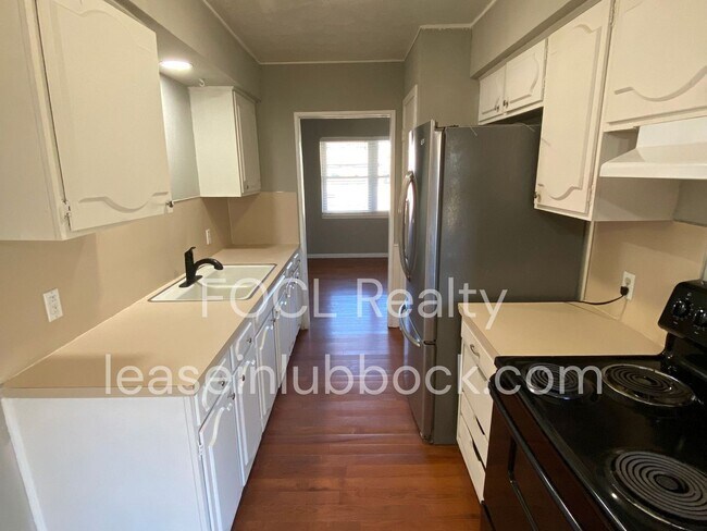 Building Photo - 3 bed 2 bath