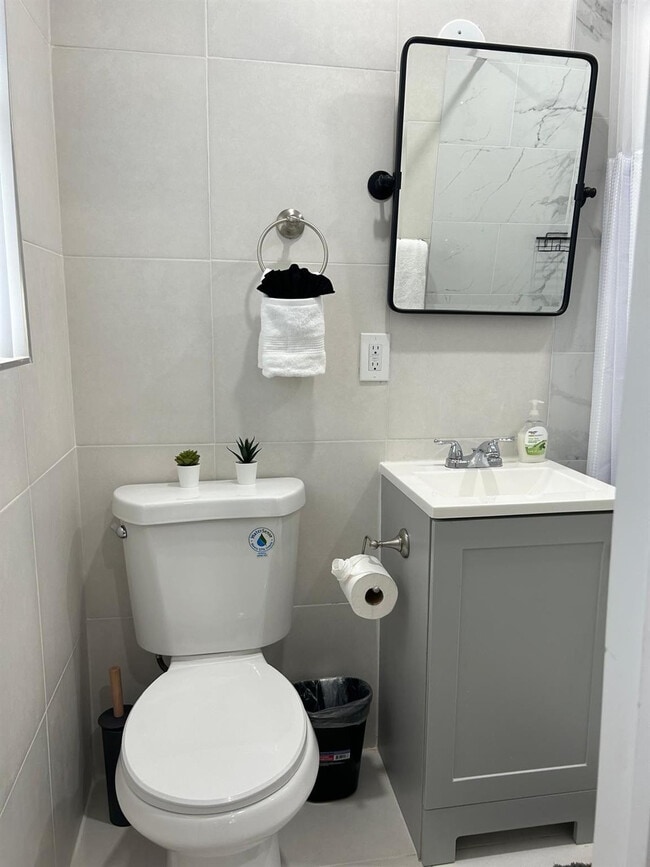 Building Photo - 3201 SW 9th Ave