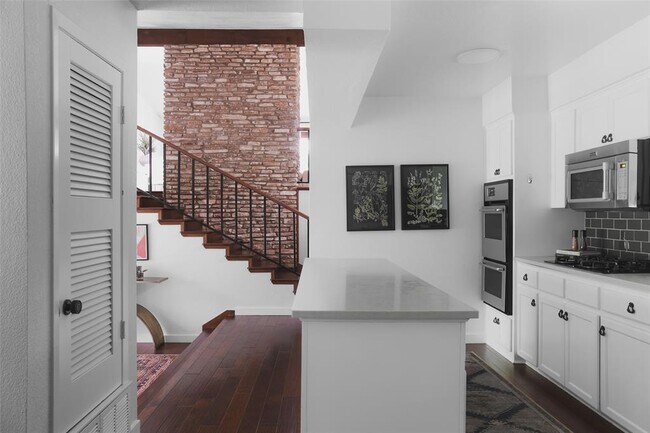 Building Photo - 402 Bulian Ln