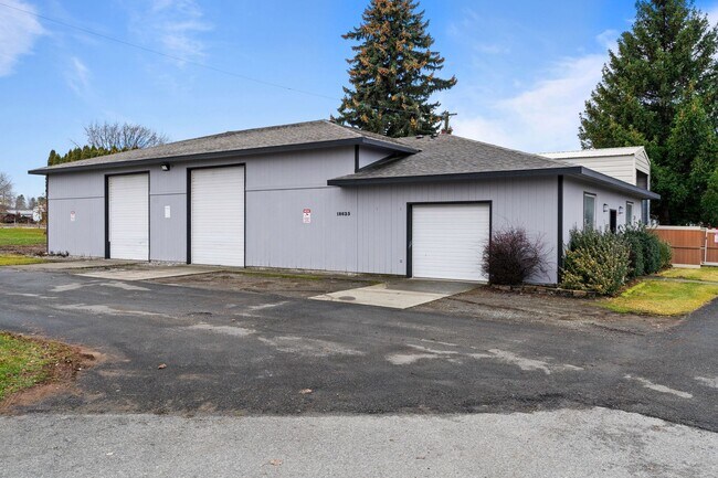 Building Photo - Stunning Home and Three Bay Shop Along Spo...