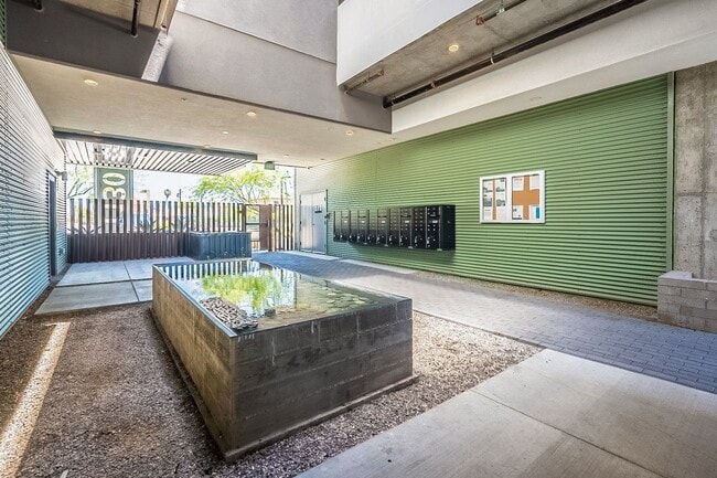 Building Photo - Live the Downtown Life! 2 Bedrooms!