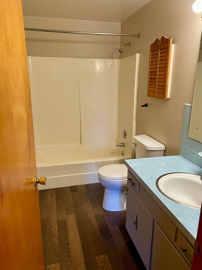 Building Photo - HALF DUPLEX W/ GARAGE LEX SCHOOLS!