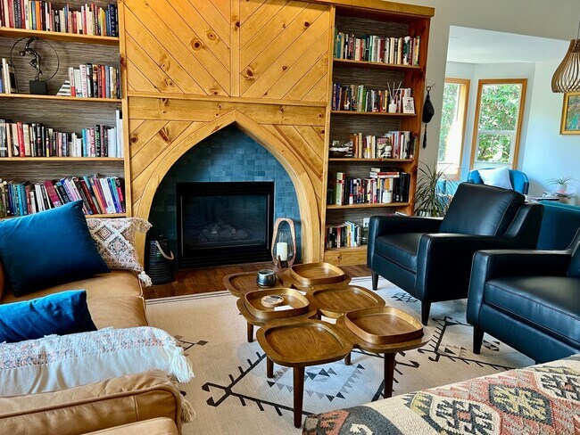 Building Photo - One Level Home - Three Bedroom + Bonus with AC / Beautiful Yard!