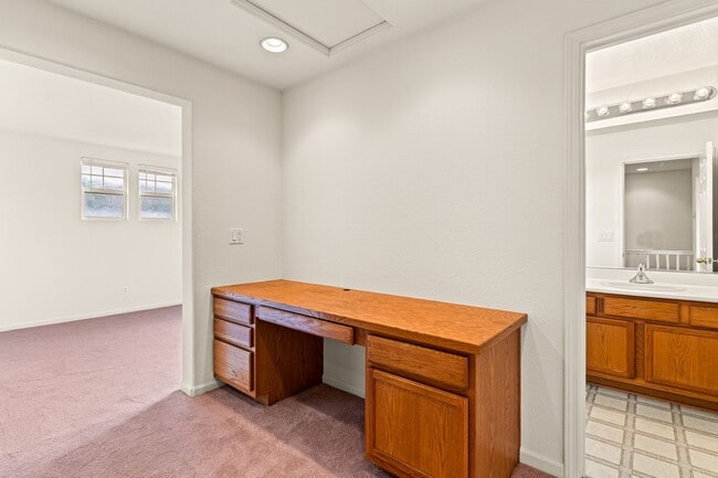 Building Photo - Modern 4 Bed Home with Office, AC, Garage,...