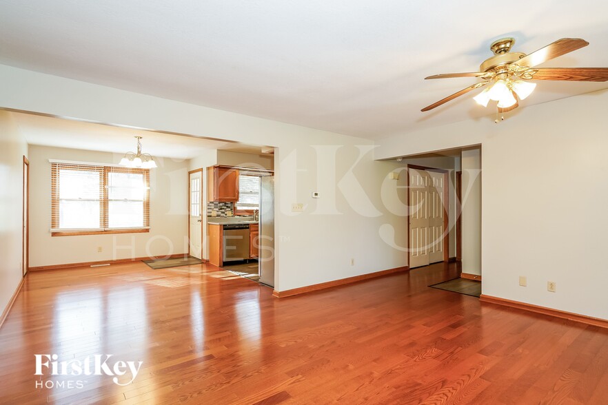 Building Photo - 873 E Cragmont Dr