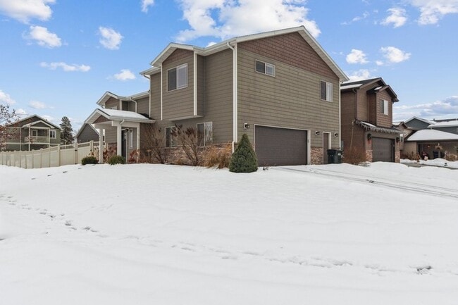 Building Photo - 4 bedroom, 3 bath, corner lot home