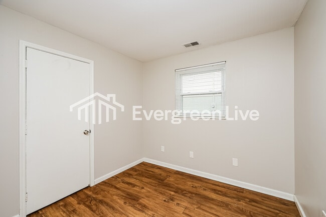 Building Photo - 5679 Tall Oaks Dr