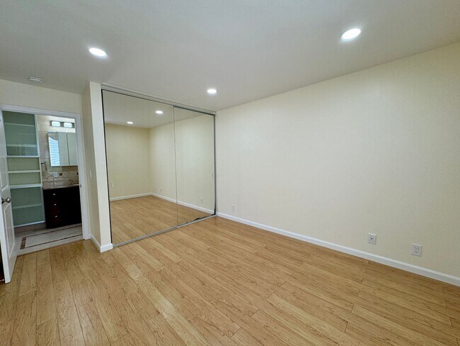 Building Photo - Beautiful Courtyard Level Flat with Outdoor Garden Patio