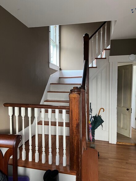 Entry staircase - 17 De Mun Pl