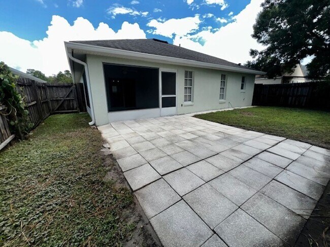 Building Photo - Welcome Home! Updated flooring & fresh interior paint! Move in OCTOBER! Beautiful 3X2 with attach...