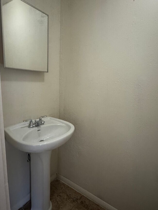 Building Photo - 4312 NW Santa Fe Ave