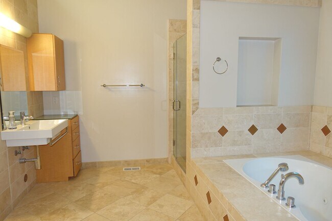 Building Photo - GREAT North Los Altos Home, large rooms, v...