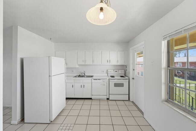 Building Photo - Modern & Spacious 2-Bedroom Apartment in Serene Oakridge Orlando
