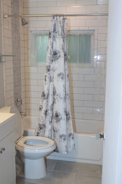 Building Photo - 415 S Revena Blvd