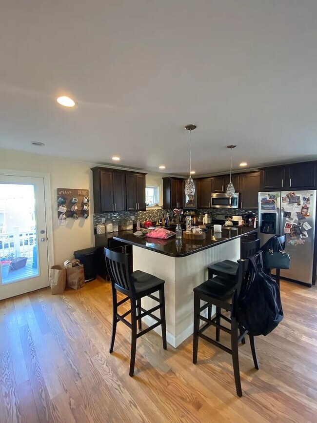 Building Photo - No Brokers Fee, No Security Deposit, In-Unit Washer and Dryer, Central Heat/AC, One Parking is In...