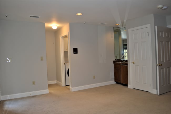 Building Photo - Large Townhouse 3 Bedroom 2 Full Baths and...
