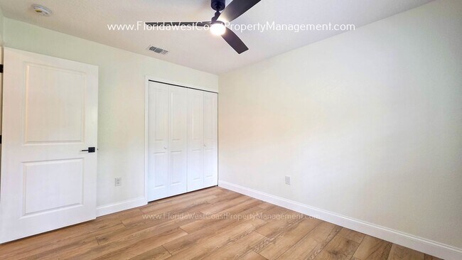 Building Photo - IMPRESSIVE 3 BEDROOM/2 BATH SARASOTA HOME! SUPER LOCATION! PET FRIENDLY!