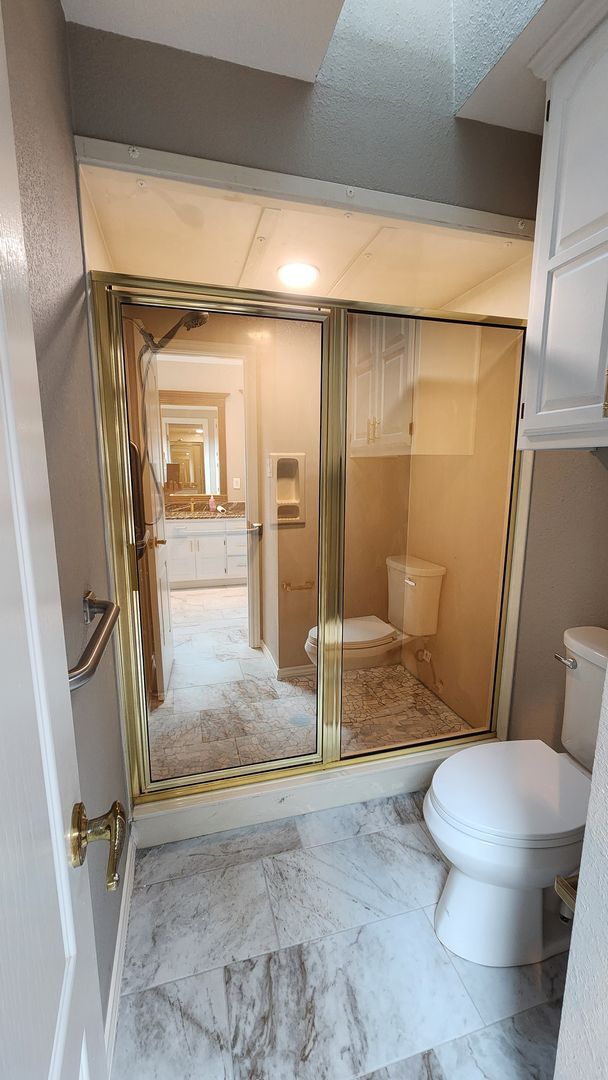 Building Photo - Remodeled with Luxurious Finishes!