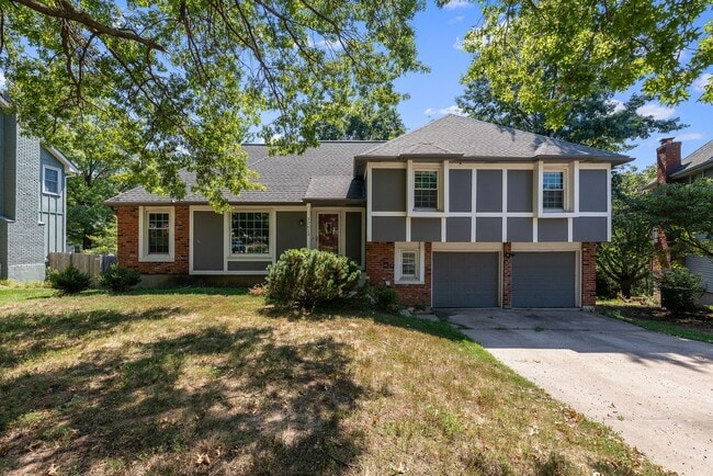 Building Photo - Spacious Overland Park 4 Bedroom Home - Av...