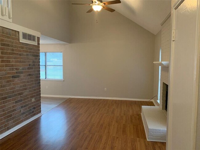 Building Photo - 727 Carol Lynn Dr