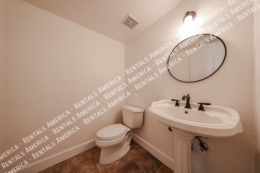 Building Photo - 1140 N Cambridge St