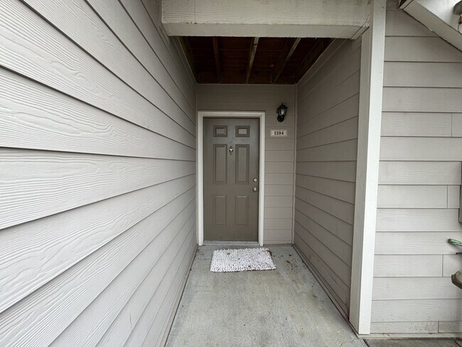 Building Photo - Spacious 904 Sq Ft Home in Bethany with Garage Parking, Washer/Dryer & Modern Kitchen Features