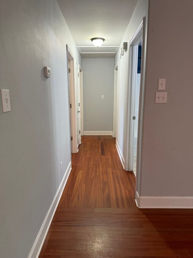 Building Photo - 3/2 home located just off N. Meridian and Available NOW.
