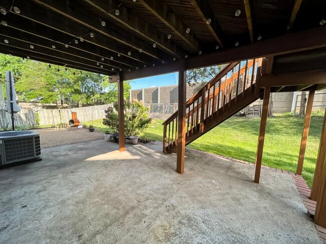 Building Photo - Magnificent 5 Bed 3 Bath Colonial Home Sit...