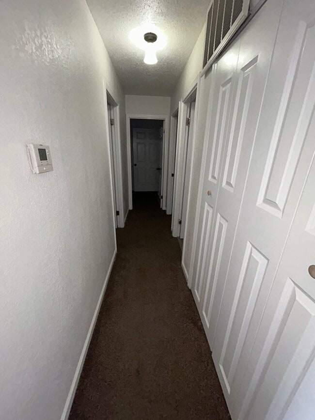 Building Photo - Spacious 4BD/1BA