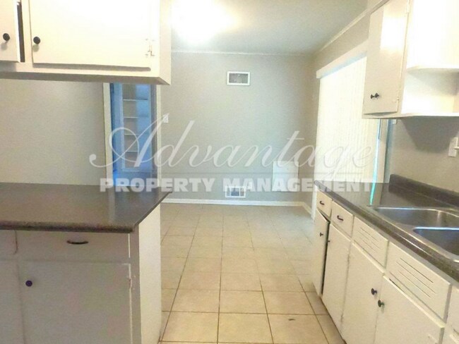 Building Photo - Newly Renovated Home in Oakhaven