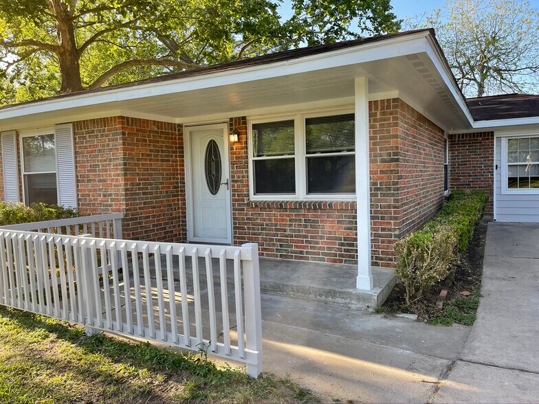 Building Photo - 301 Cypress St