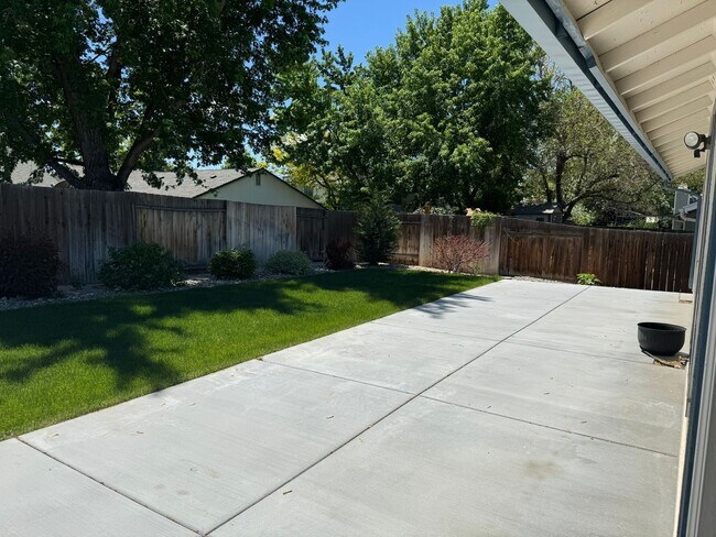 Building Photo - 3 Bedroom 2 bath with beautiful landscapin...