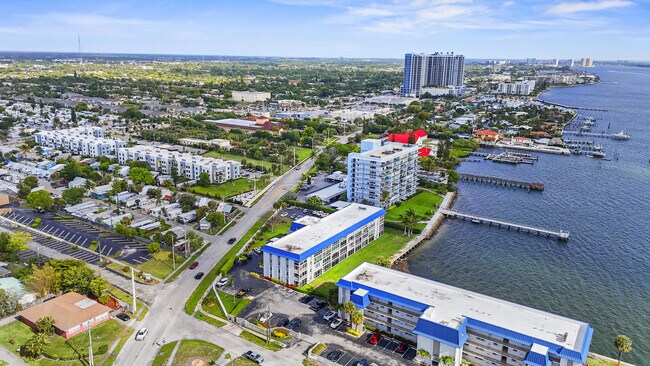 Building Photo - 2936 Lake Shore Dr