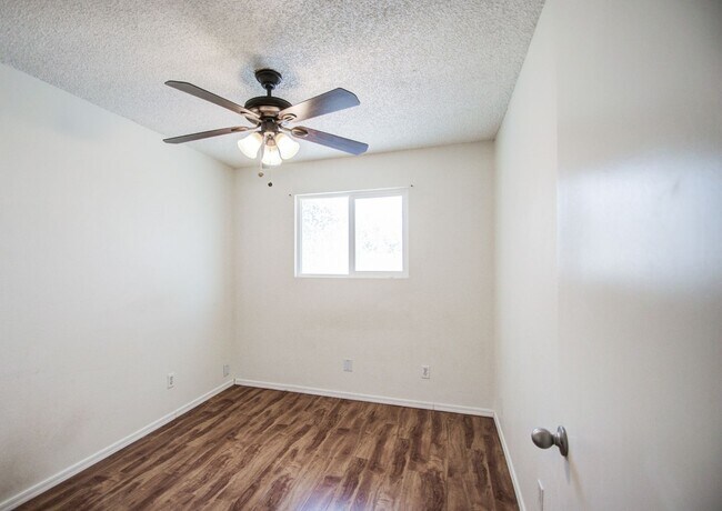 Building Photo - Charming 3 bedroom Townhome near MCC & Med...