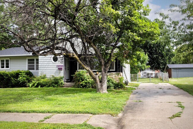 Building Photo - Beautiful 3-Bed, 2-Bath Home in West Omaha!