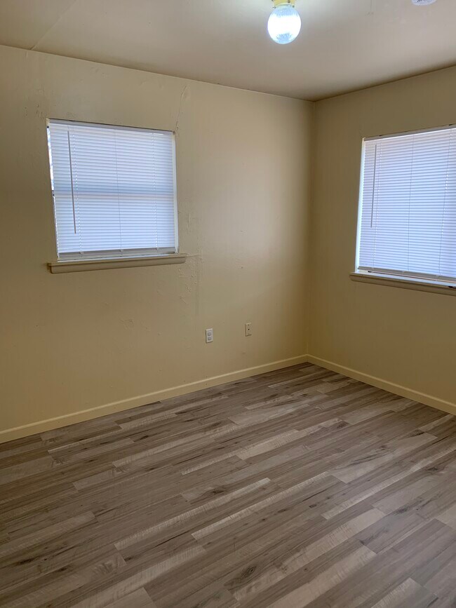 Building Photo - 603 NW Glendale Dr