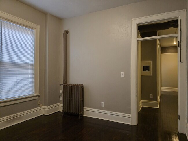 Building Photo - Updated 4-Bedroom Apartment in Oshkosh - 1...