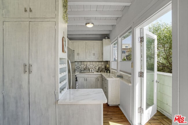 Building Photo - 4400 Ocean Dr