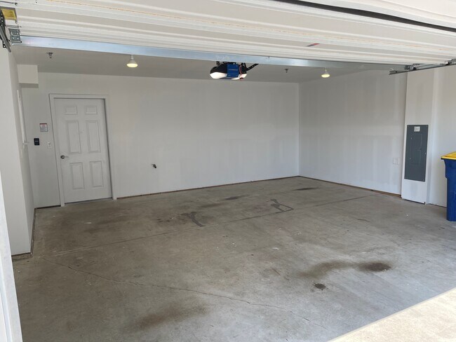 Building Photo - 410 Mayer Pl
