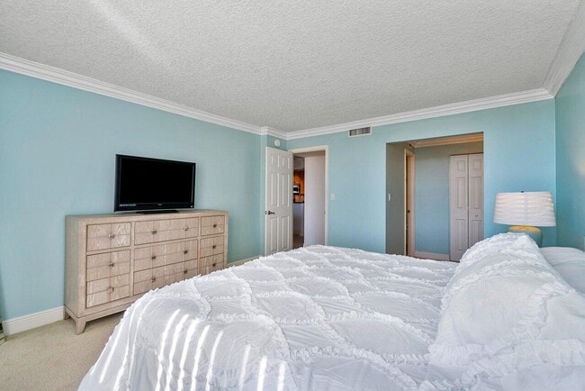 Building Photo - 9 Royal Palm Way