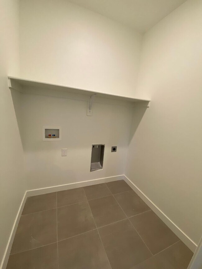 Building Photo - Beautiful Newer Rockwell Ranch Townhome (End Unit)