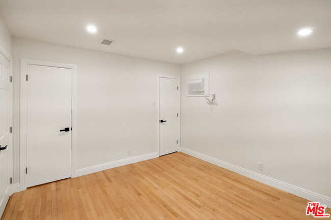 Building Photo - 15005 Killion St